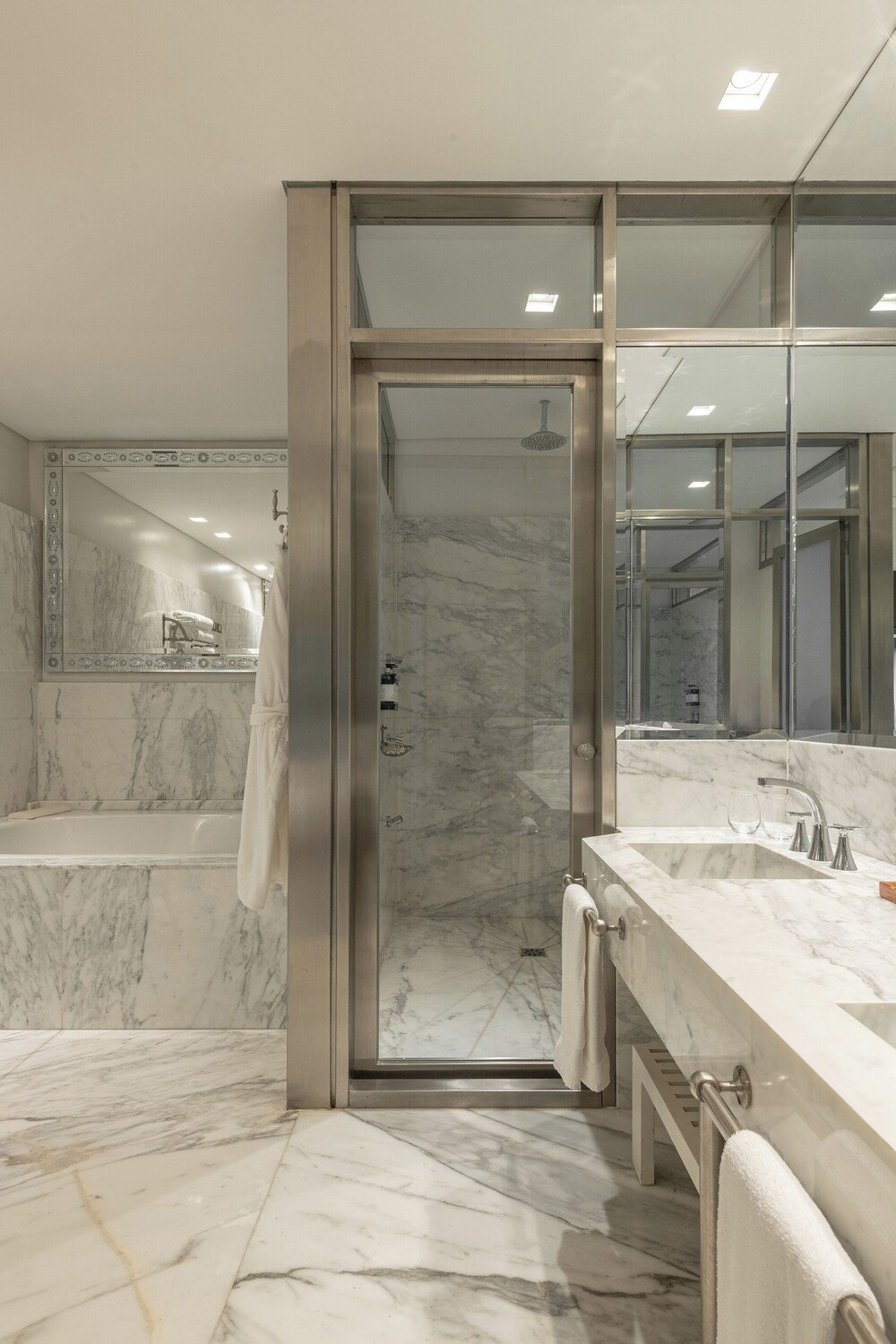 Modernes Bad mit Glasdusche im Hub Porteño