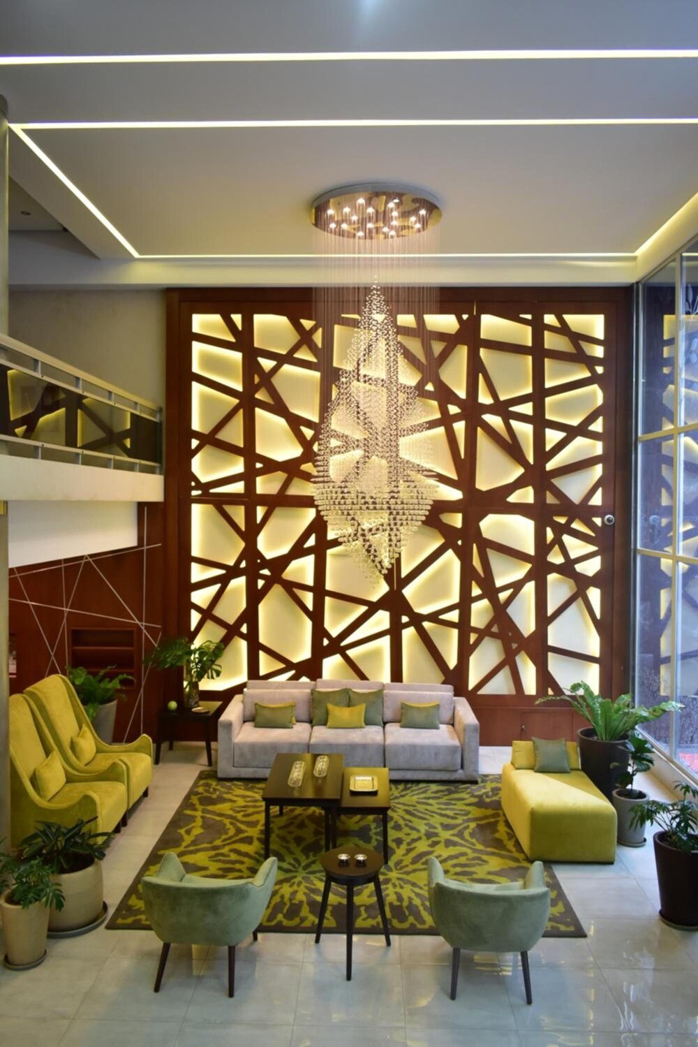 Sala de estar moderna com sofá e poltronas no Konke