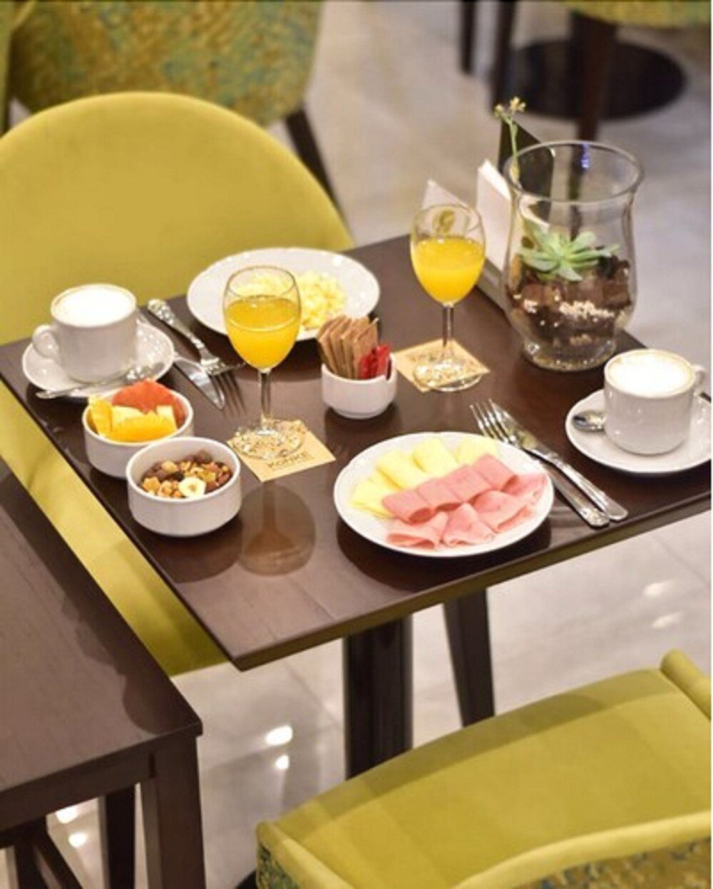 Mesa de café da manhã com variedade de alimentos no Konke Buenos Aires Hotel