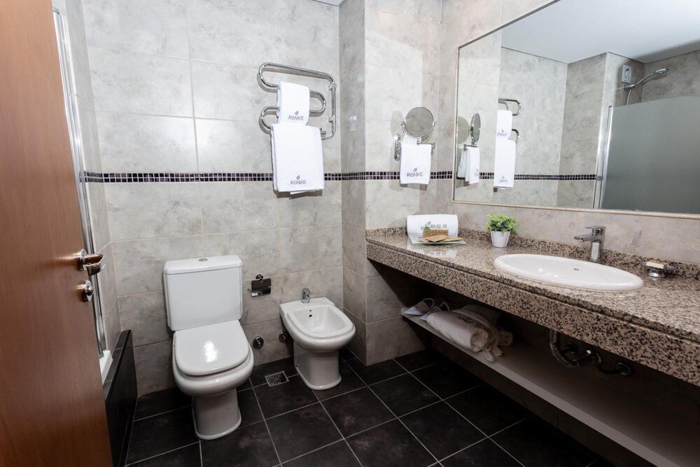 Banheiro moderno com vaso sanitário e bidê no Konke Buenos Aires Hotel