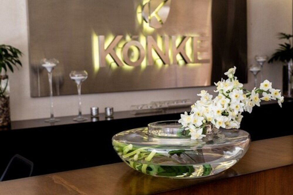 Deck com assentos e mesa pequena no Konke Buenos Aires Hotel