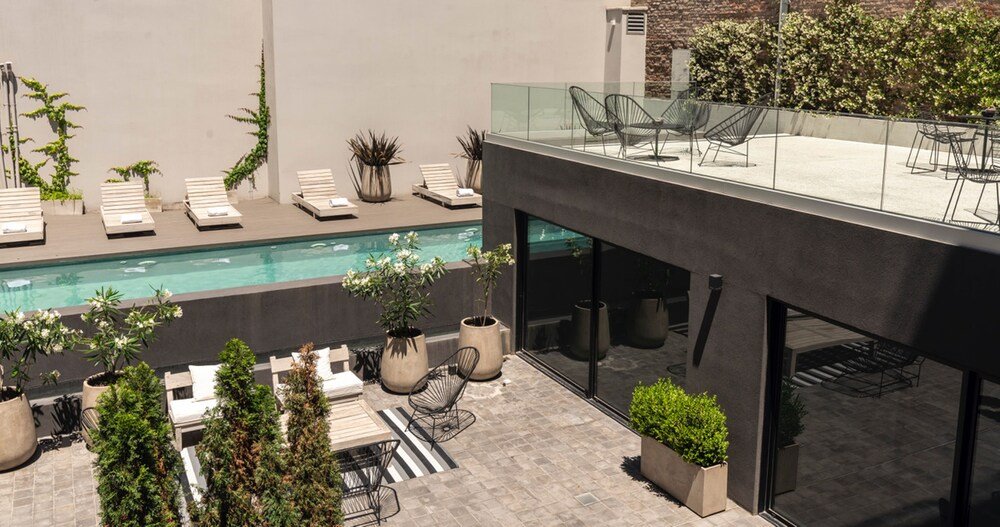 Poolbereich auf dem Dach mit Liegestühlen im Krista Boutique Hotel