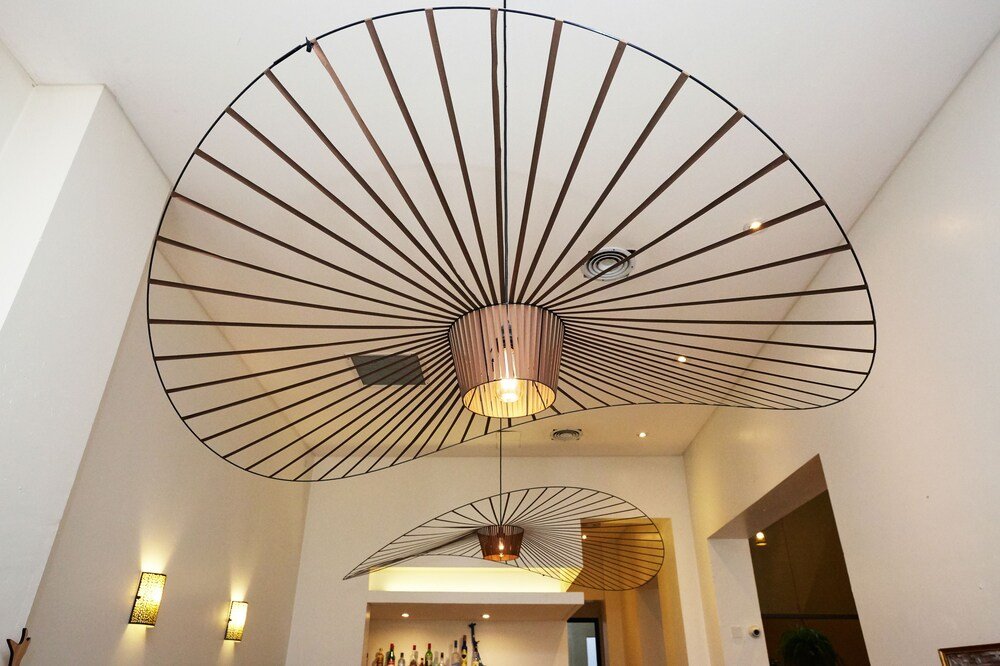 Interior moderno con un gran elemento decorativo en forma de abanico