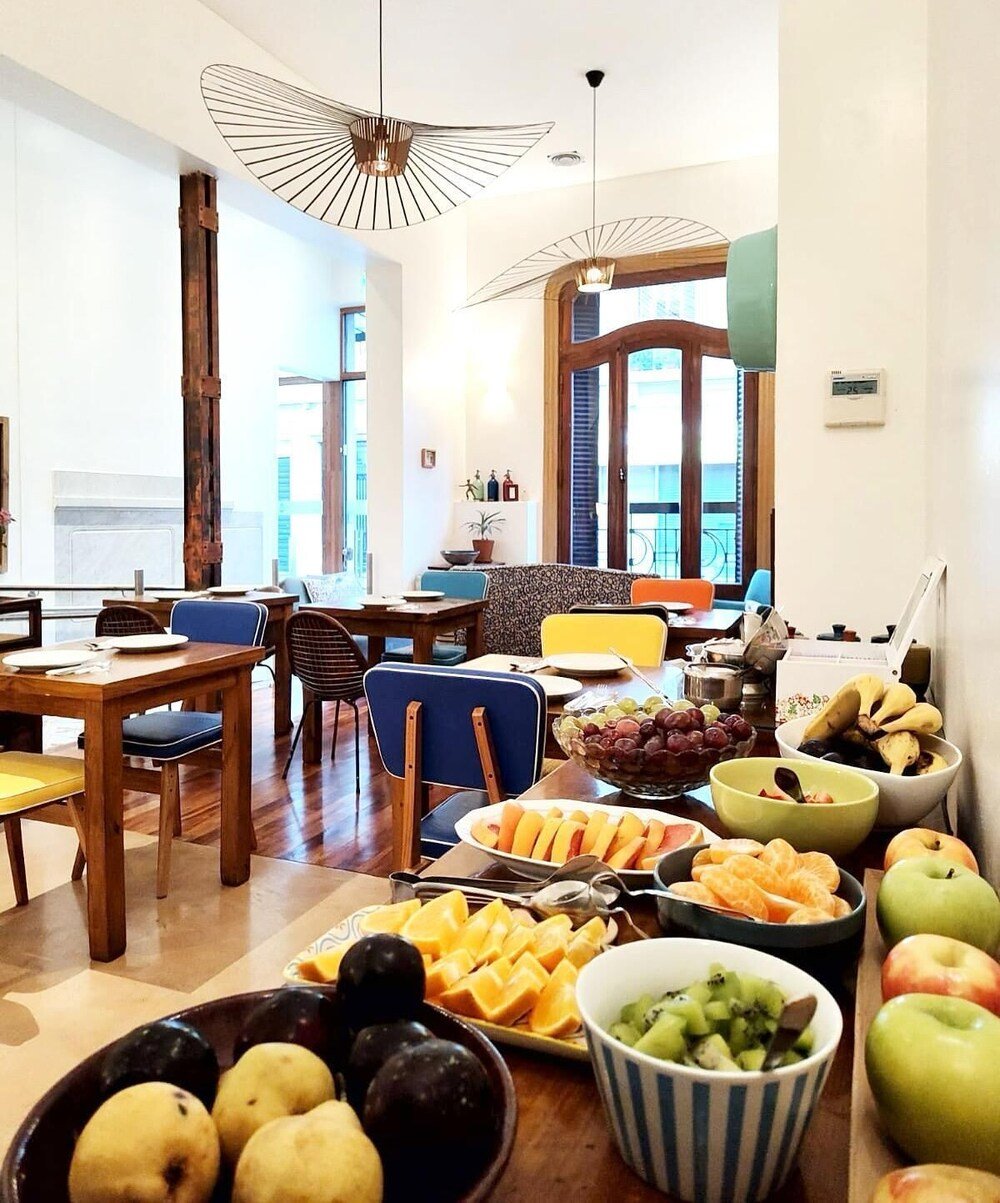 Comedor con mesas y sillas de madera