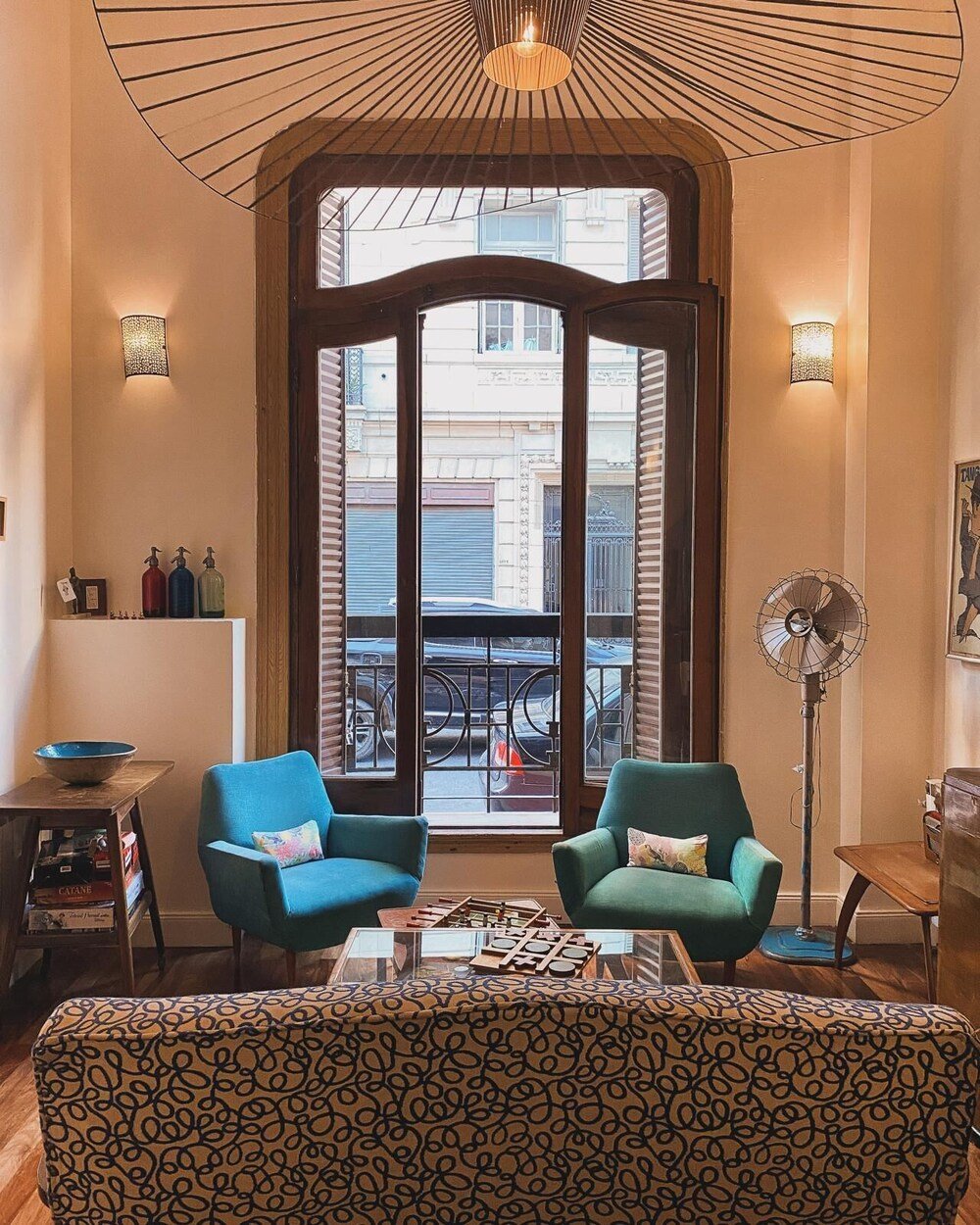 Sala de estar acogedora con dos sillones azules