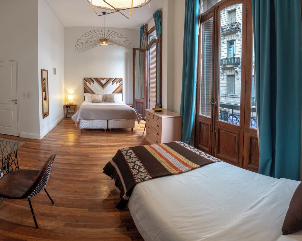 Dormitorio con una cama grande y un escritorio