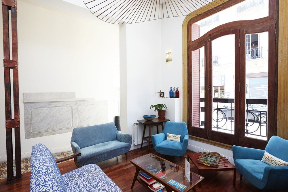 Patio pequeño con dos sillas azules