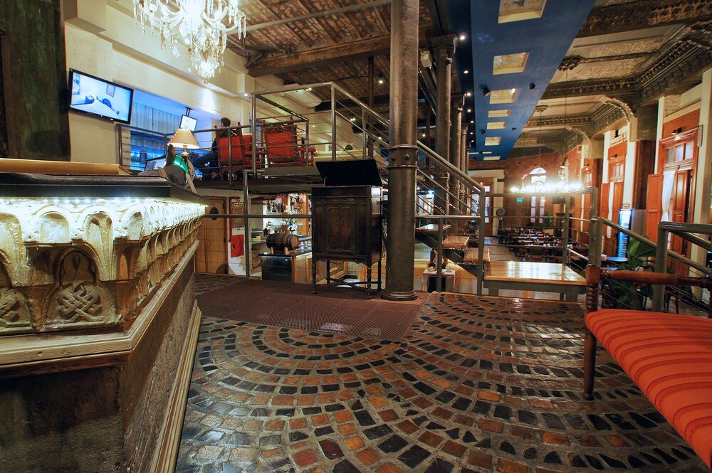 Geräumige Lobby mit hoher Decke