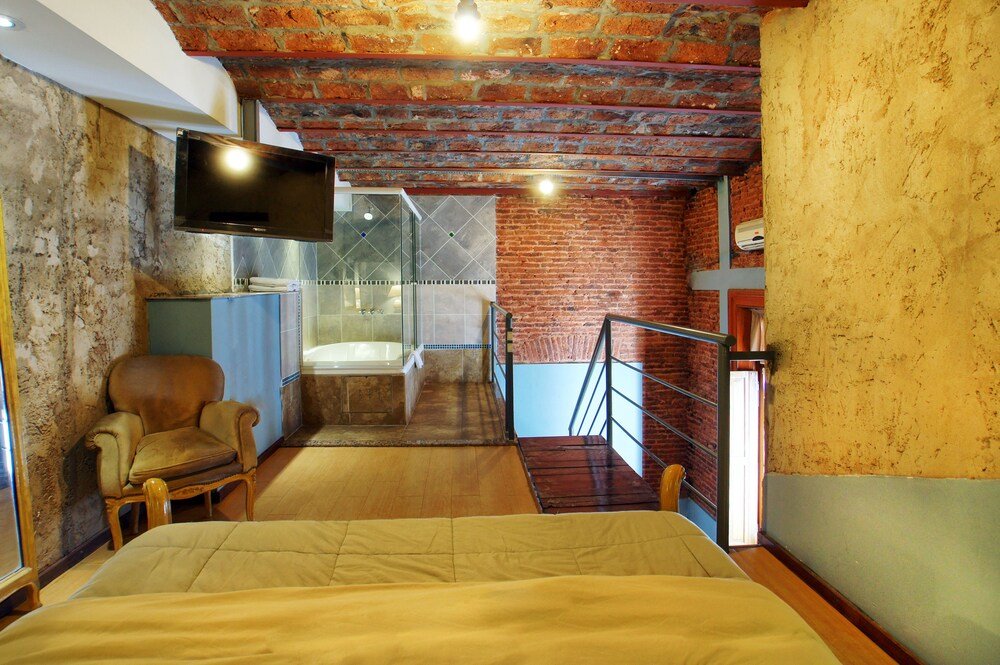 Hotelzimmer mit Bett und Stuhl