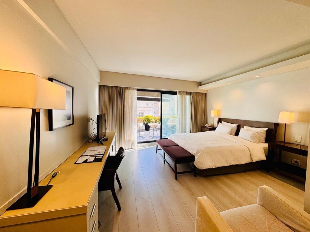 Hotelzimmer mit Bett, Schreibtisch und Stuhl