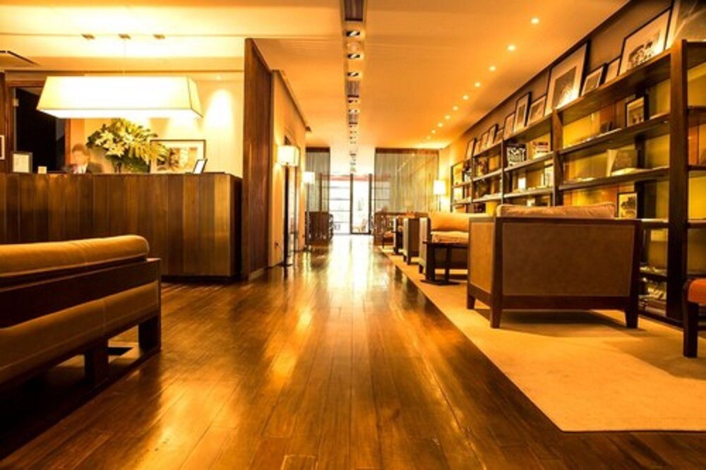 Hotellobby mit Holzboden und Rezeption