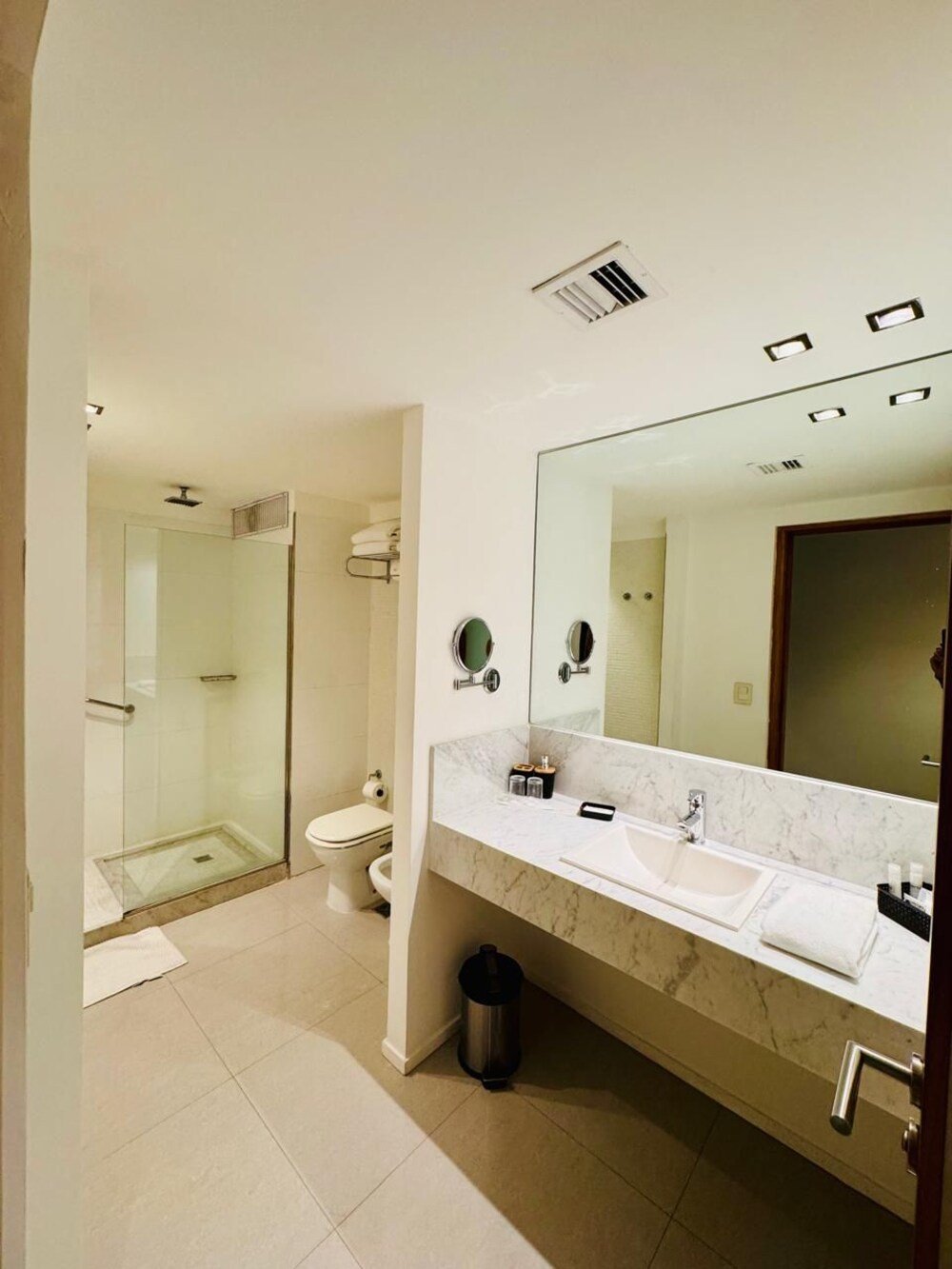 Modernes Badezimmer mit verglaster Dusche