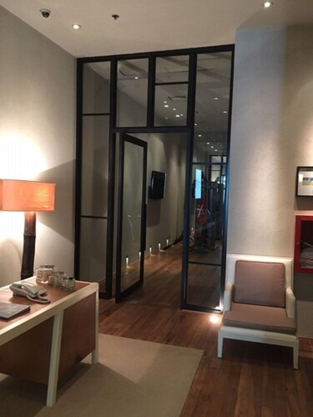 Modernes Hotelzimmer mit Holzboden