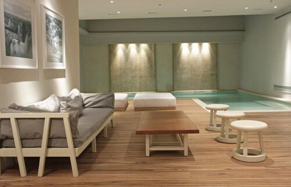 Spa-Bereich mit Pool und Holzboden