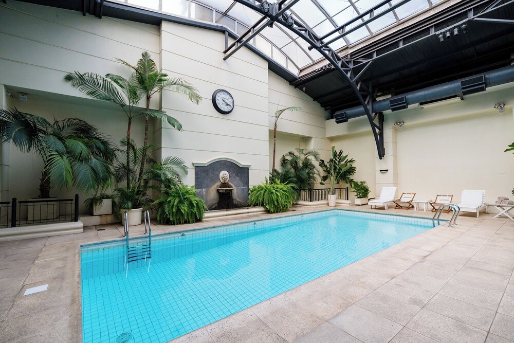 Piscine couverte aux murs carrelés