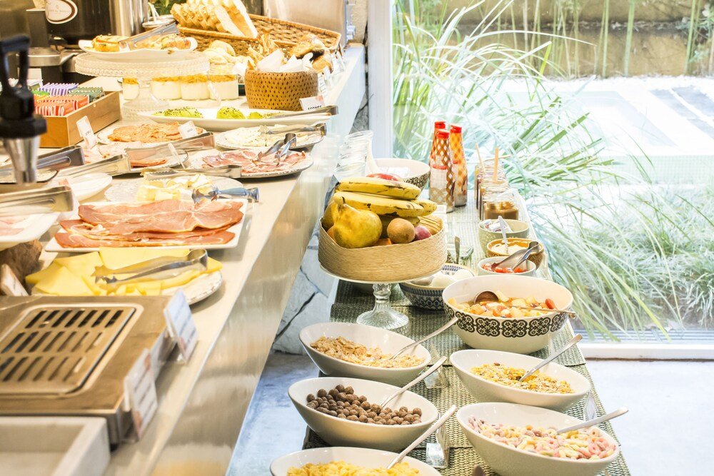 Buffet du petit-déjeuner avec divers aliments