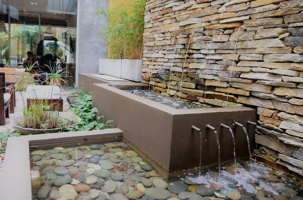 Jardin intérieur paisible avec mur en pierre