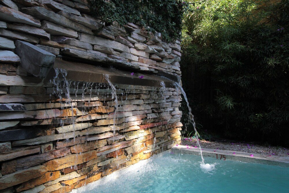 Mur en pierre avec cascade