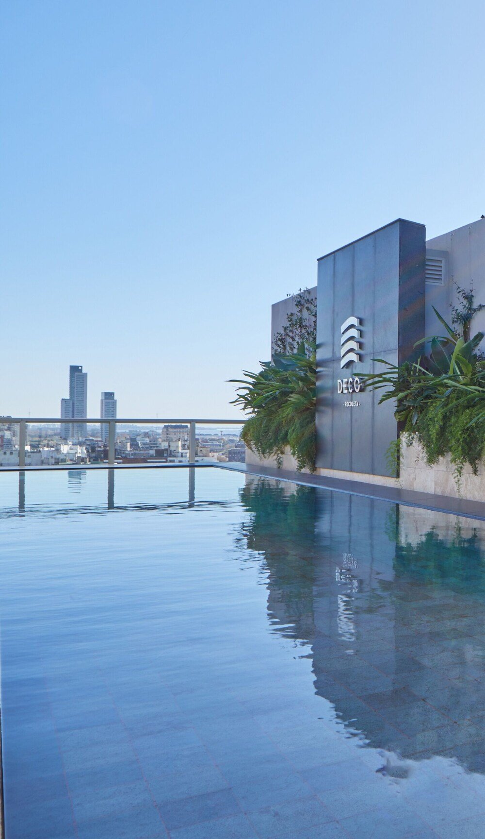 Modern building with a pool at Nido x Recoleta Deco