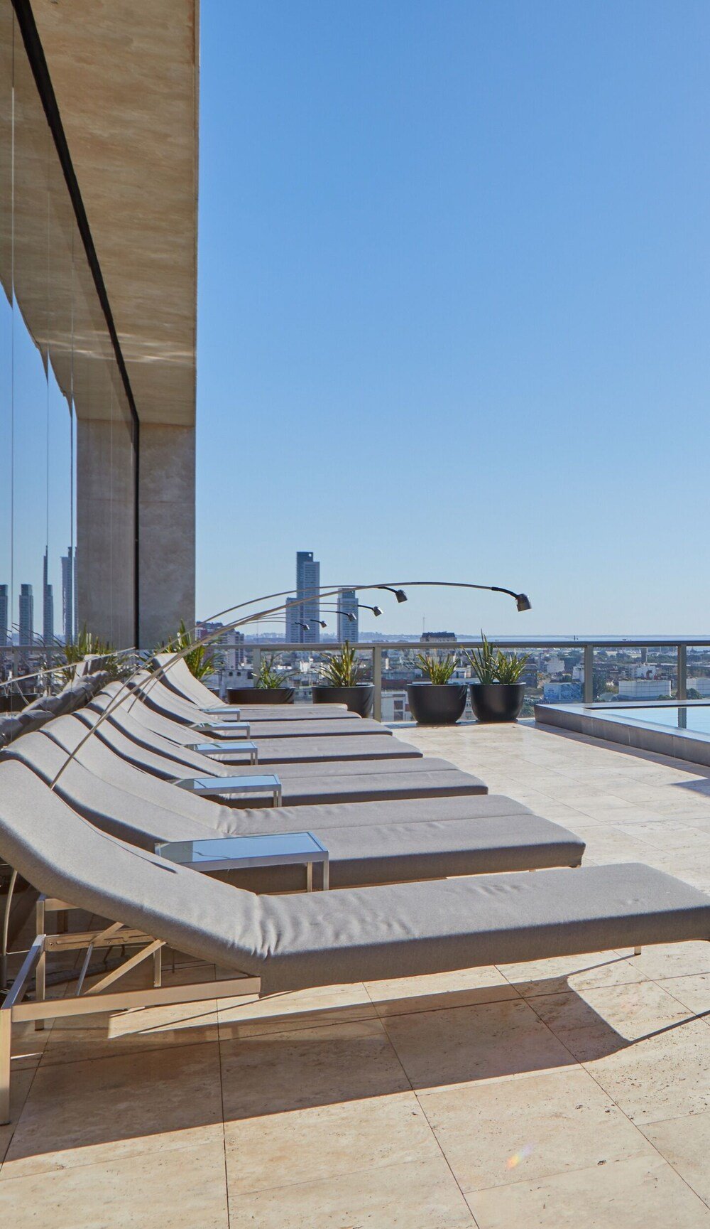 Terraza en la azotea con reposeras