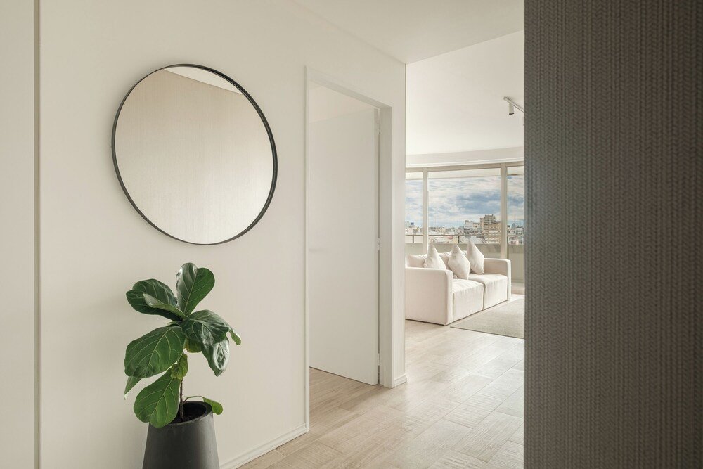 Sala de estar moderna con un gran ventanal