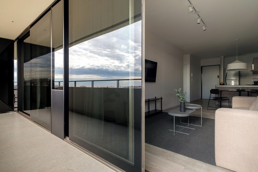 Interior moderno con balcón y una mesa de comedor