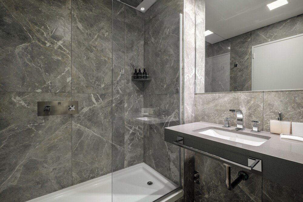 Baño moderno con ducha de vidrio