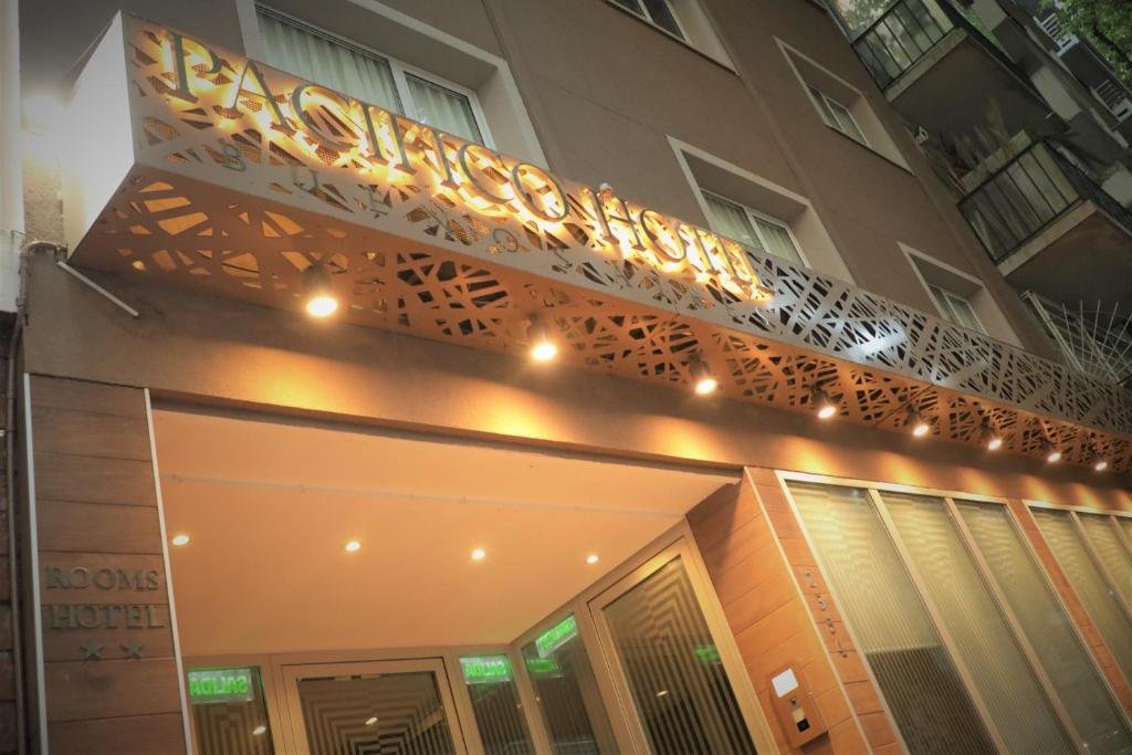 Zweibettzimmer mit sauberer Bettwäsche im Pacifico Hotel Buenos Aires