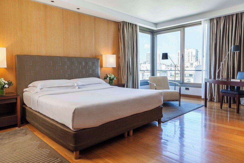 Modernes Hotelzimmer mit großem Bett