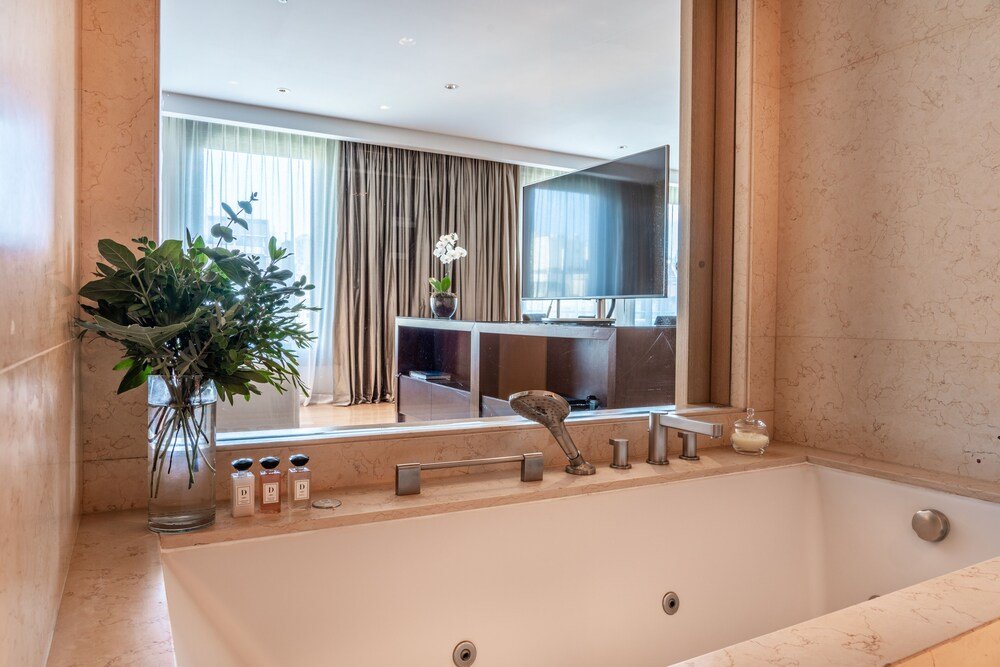 Modernes Badezimmer mit großer Badewanne