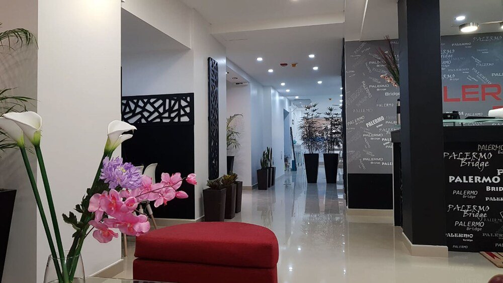 Moderne Hotellobby mit auffälligem roten Sitz am Eingang