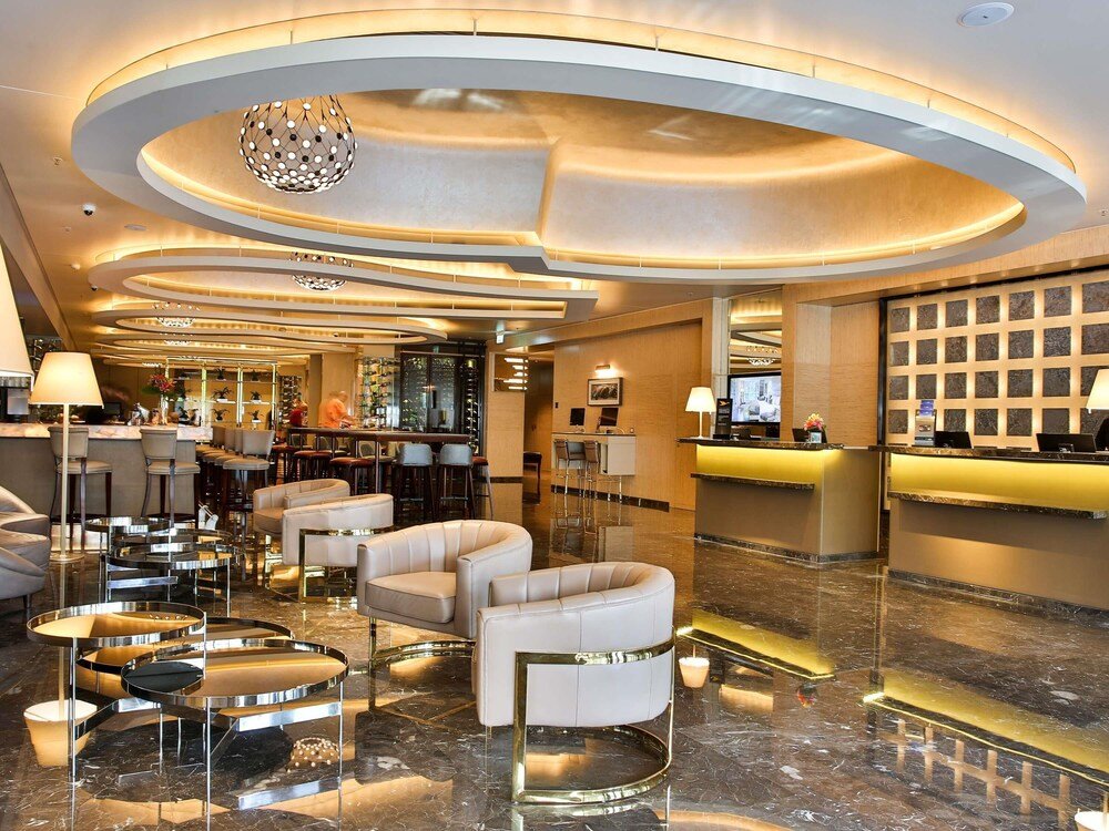 Lobby do hotel com recepção e bar