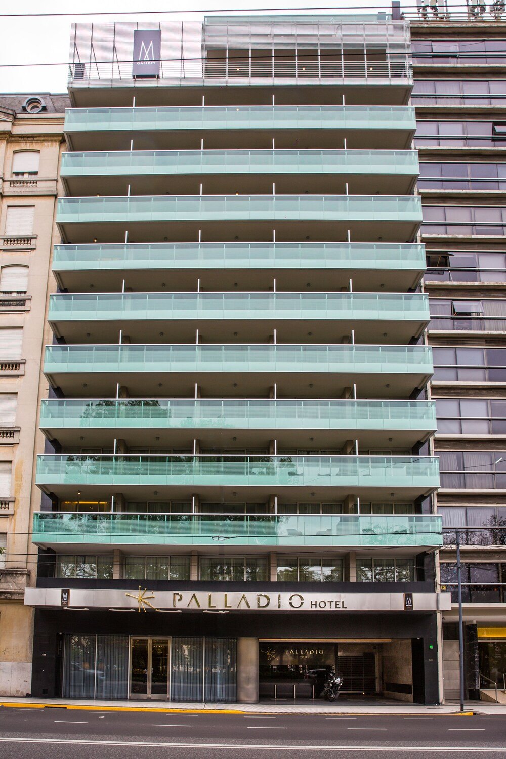 Hotel de vários andares com fachada moderna