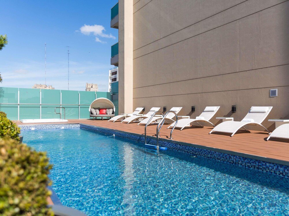 Piscina com espreguiçadeiras