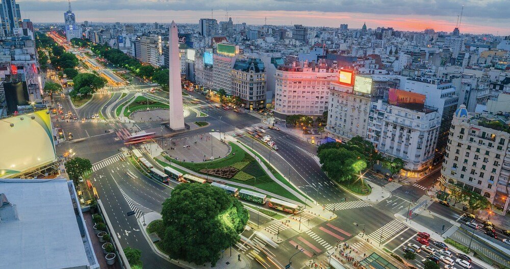City view with a prominent monument near the hotel