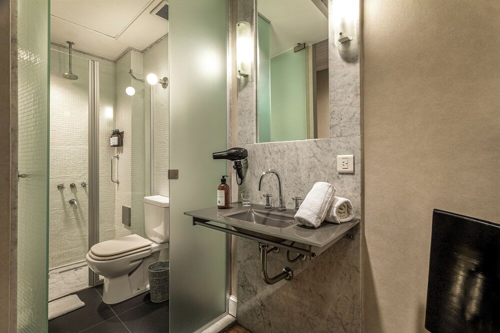 Baño moderno con ducha de vidrio en el hotel