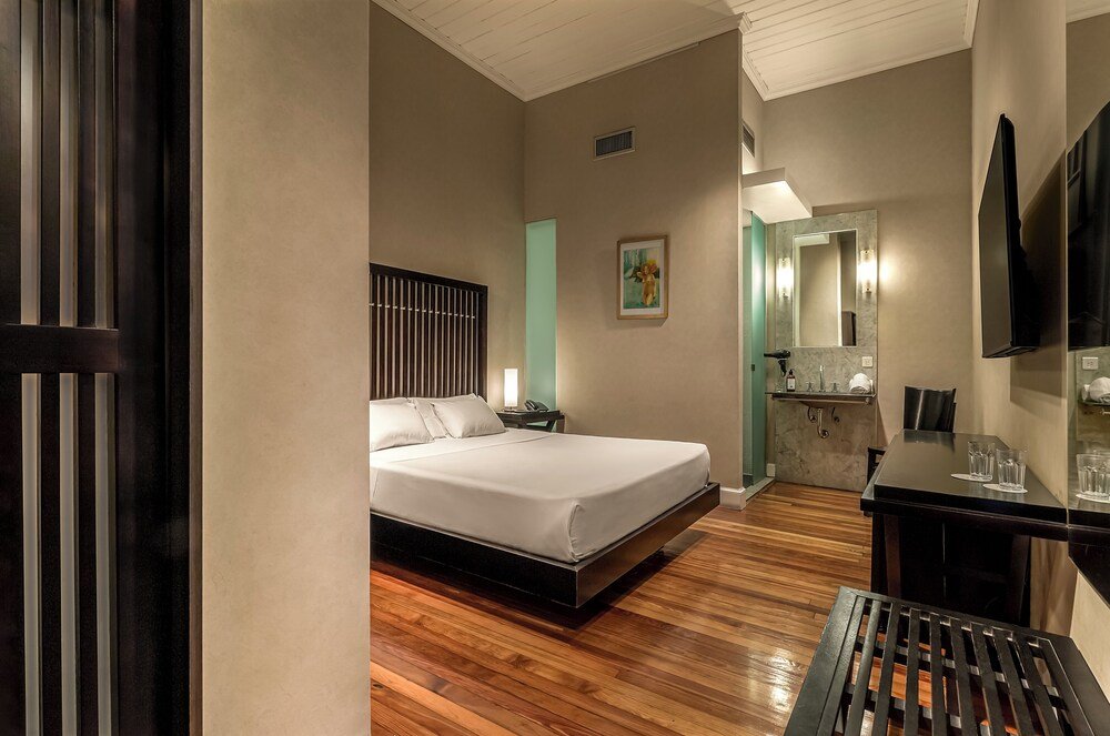 Habitación de hotel con una cama y una mesa de luz