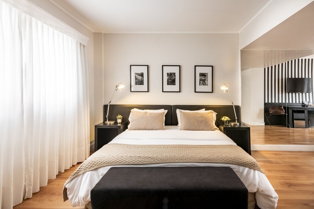 Modernes Hotelzimmer mit großem Bett