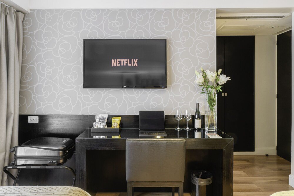 Hotelzimmer mit Schreibtisch und Laptop