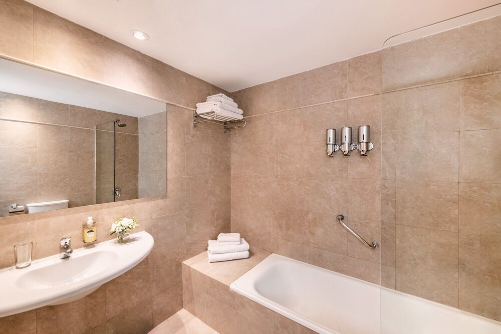 Modernes Badezimmer mit großem Waschbecken