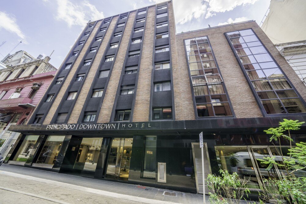 Mehrstöckiges Hotelgebäude mit moderner Fassade