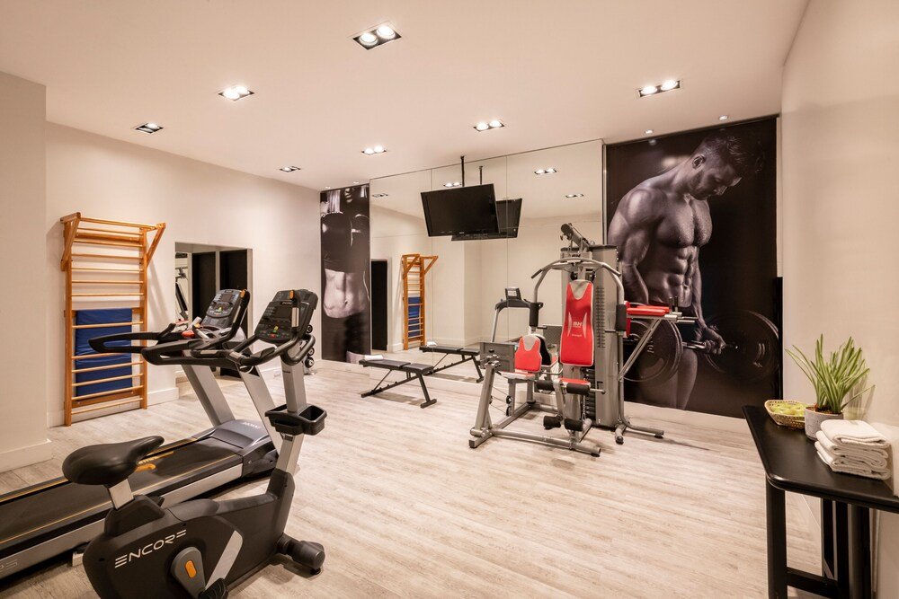 Fitnessraum mit Trainingsgeräten und Laufband