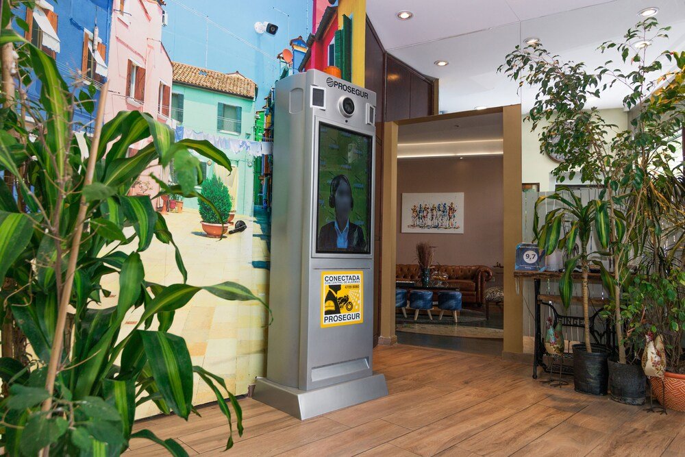 Lobby com um quiosque e plantas em vasos