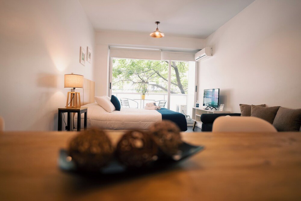 Habitación de hotel con una cama y un escritorio