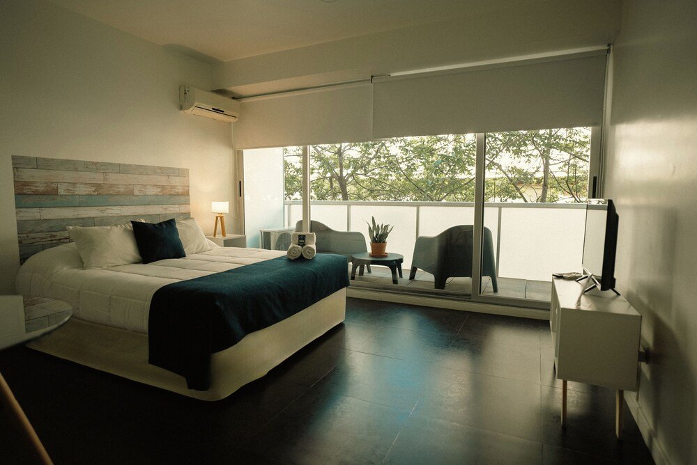 Habitación de hotel moderna con una cama grande