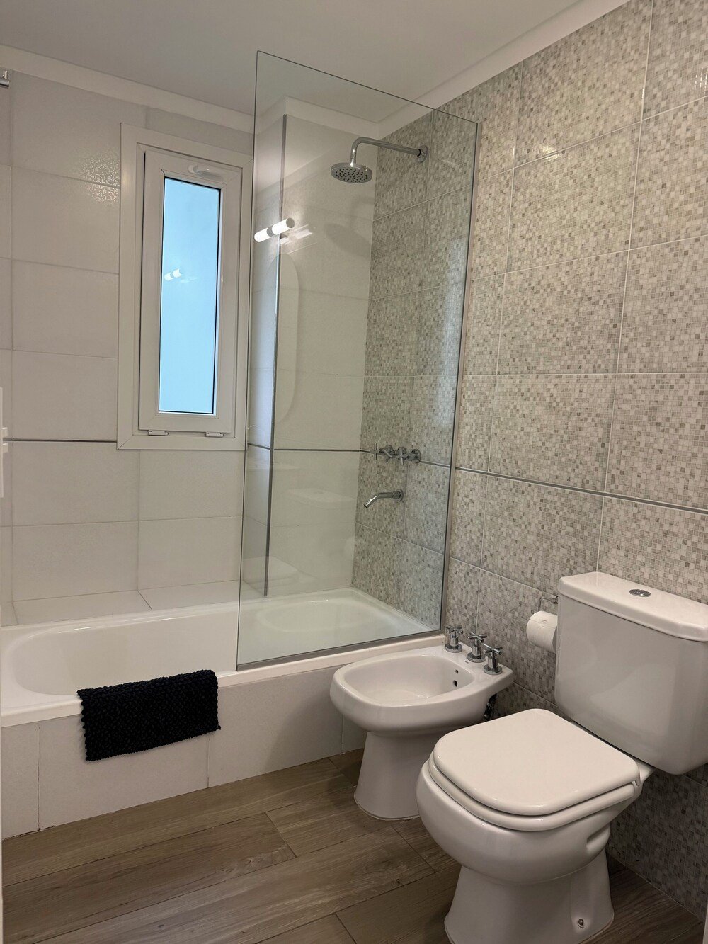 Baño moderno con ducha con mampara de vidrio