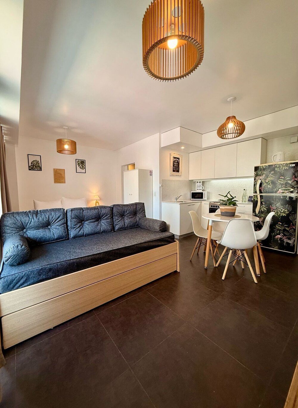 Sala de estar moderna con un sofá y comedor