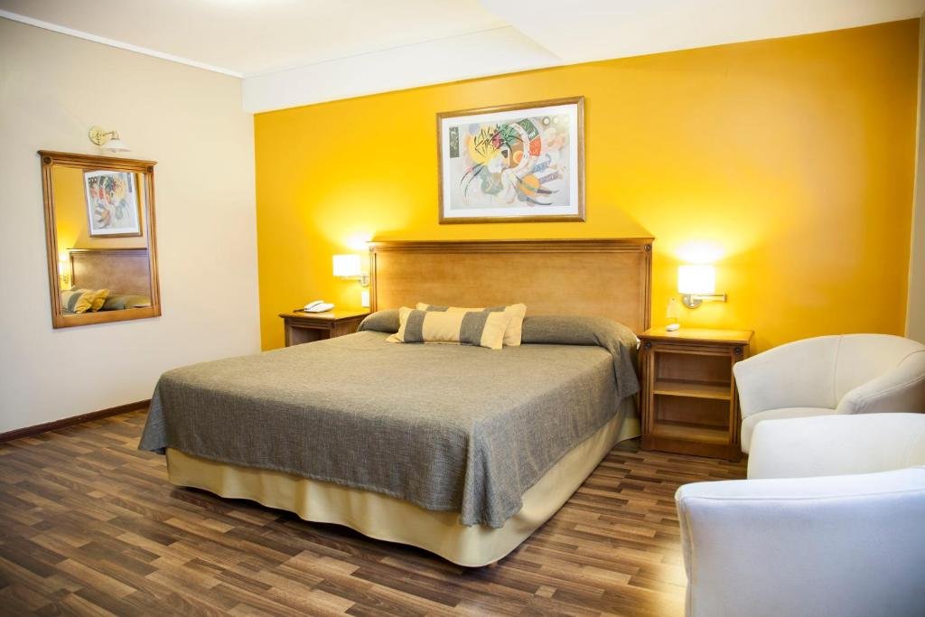 Außenansicht und Eingang des Tritone Hotel