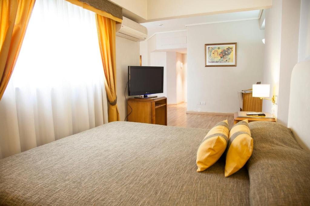 Bar und Frühstücksbereich im Tritone Hotel