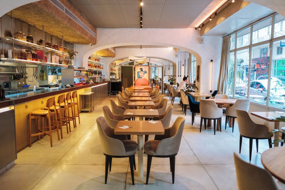 Modernes Hotelrestaurant mit Barbereich für Gäste